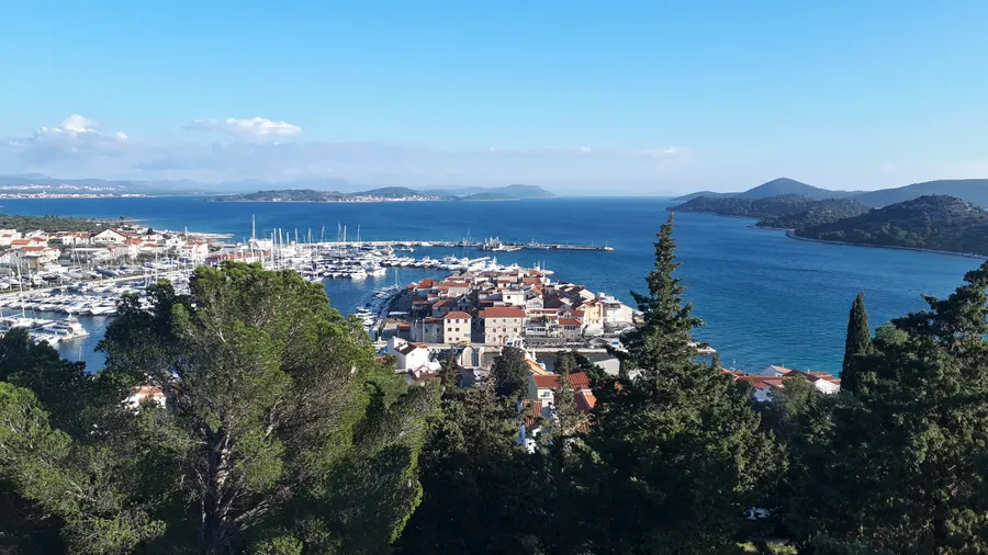 Haus in Kroatien direkt am Meer mit Garten und Terrasse
